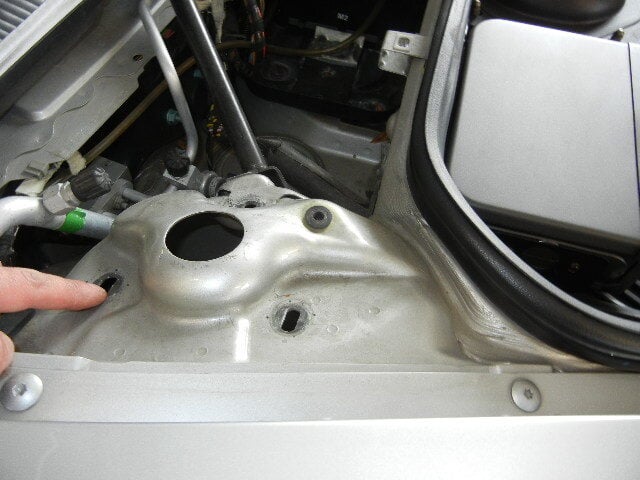 Porsche 996 Turbo removing the strut Porsche 996 Turbo removing the strut